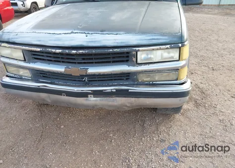 1997 Chevrolet C1500 Fleetside z USA, uszkodzony, nr VIN 2GCEC19R5V1178938